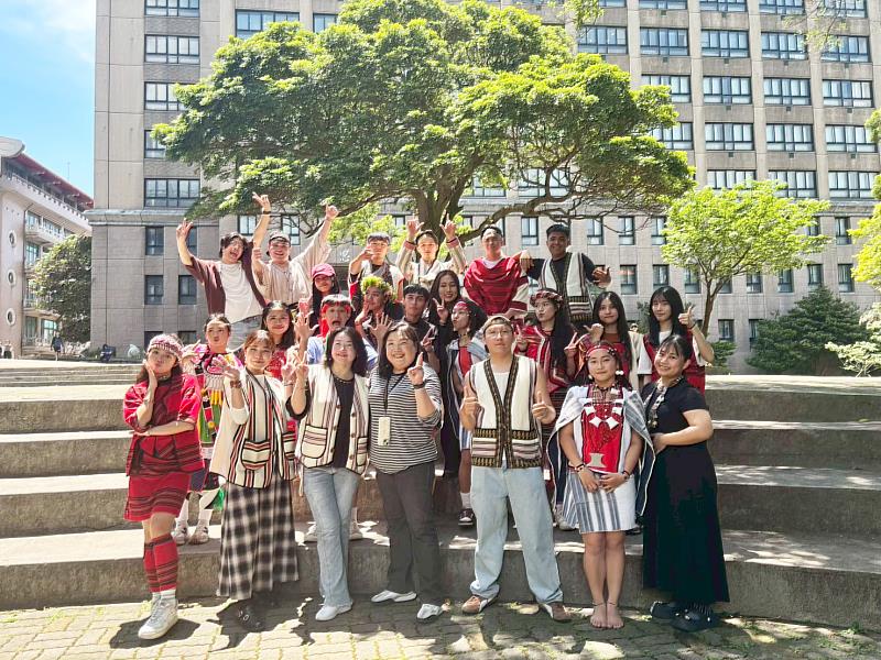 文大原資中心透過文化體驗、族語學習與多元交流活動,營造友善共融校園,陪伴原住民族學生安心就學、穩定成長。