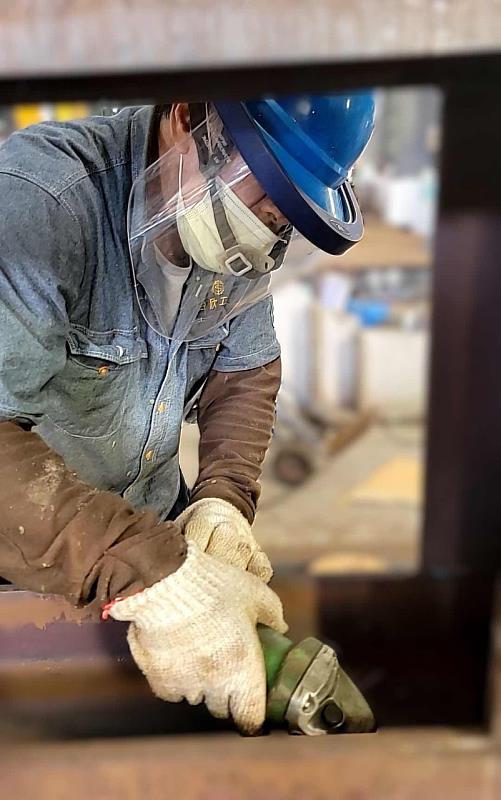 已穩定工作1年半的福哥對於研磨金屬表面的生產線工作已駕輕就熟。