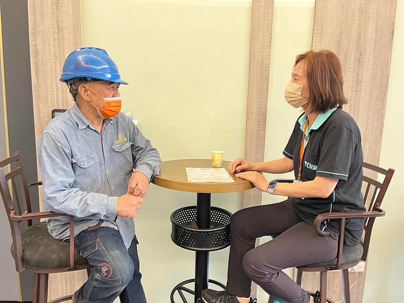 員林就業中心芳苑就服台外展人員回廠訪視福哥的工作情形。