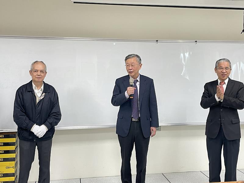 董事會執行董事曾鴻鍊(中)期許學生善用完善的學習環境與設備,扎實累積實力,並將所學實際應用於產業,回饋社會與國家。