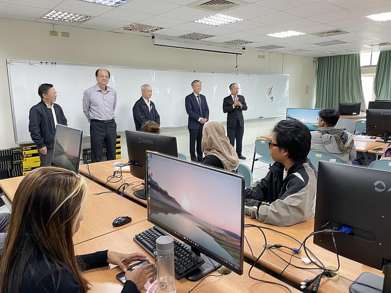 唐彥博校長認為具備BIM與ESG應用能力的學生,畢業後可投入營建、機電、工程顧問及廠房建置等相關產業,並在專案規劃、施工協調及營運管理等職務上展現優勢。