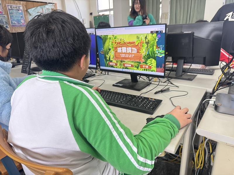 學童參與遊戲。