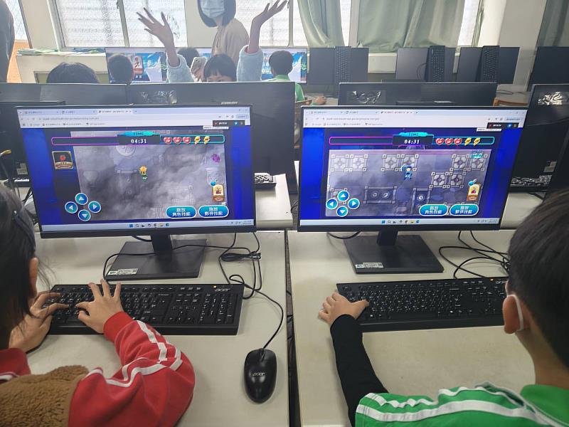 學童沉浸式體驗迷霧效果。