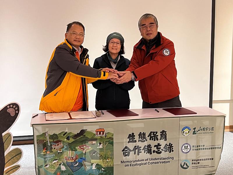 林業保育署嘉義分署李定忠分署長、玉管處盧淑妃處長及台大實驗林管理處蔡明哲處長（左至右）三方表示將攜手合作轄區內自然生態保育工作。