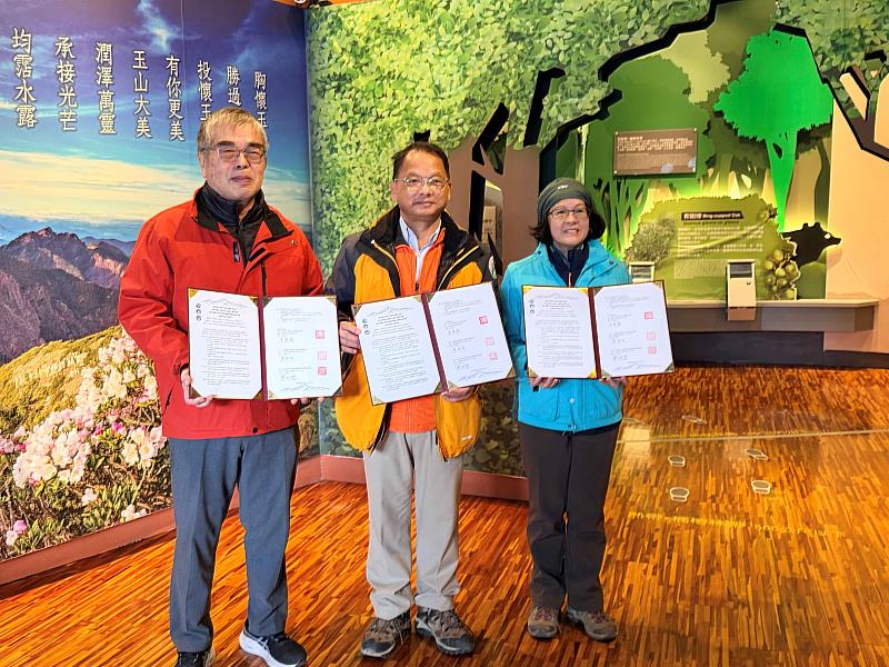 林業保育署嘉義分署、玉管處及台大實驗林6日於塔塔加遊客中心簽署「生態保育合作備忘錄」。