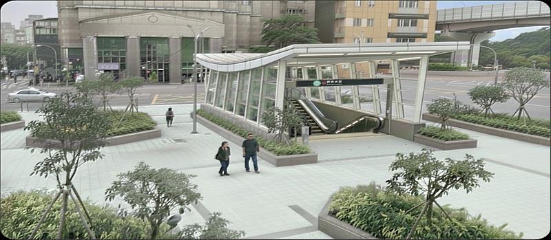 中和光復線秀朗橋站出入口示意圖。