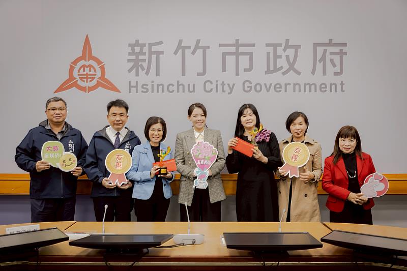 市長高虹安頒獎給竹市教育團隊合照。