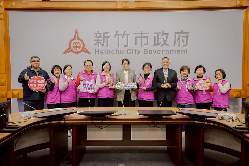 市長高虹安頒獎給竹市教育團隊合照。