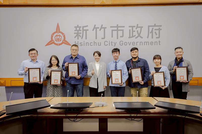 市長高虹安頒獎給竹市教育團隊合照。