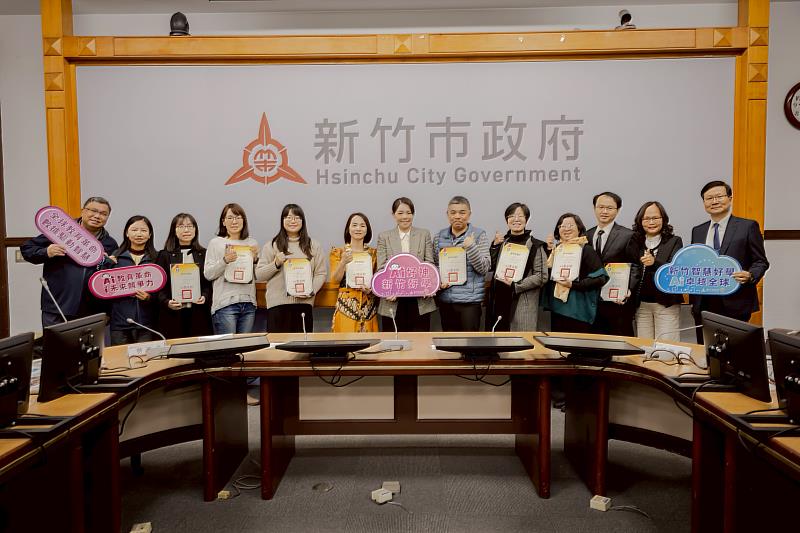 市長高虹安頒獎給竹市教育團隊合照。