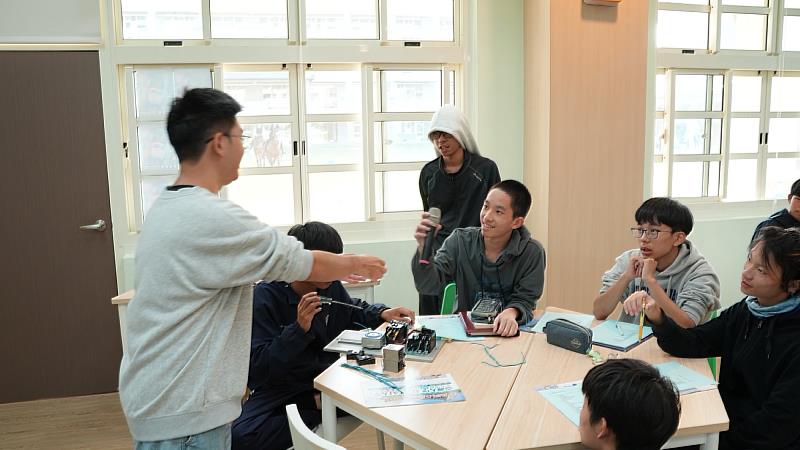 福智高中公播導演與高中同學互動。