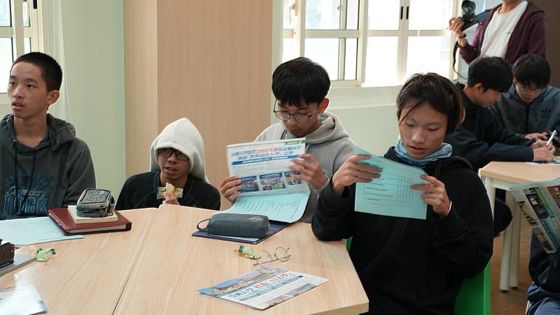 福智高中公播同學填寫映後問卷。