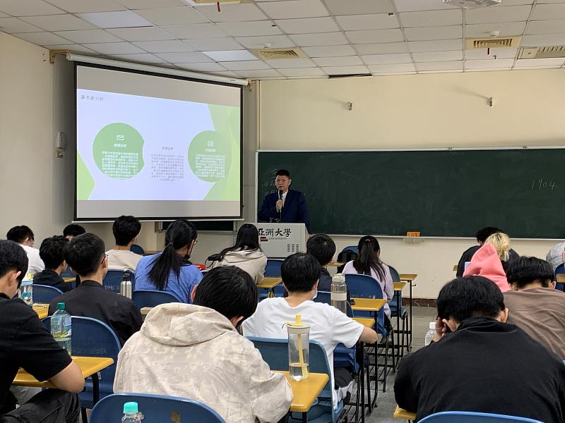 許瑞明協理說明全球市場趨勢。