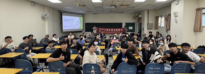 許瑞明協理與學生合影。
