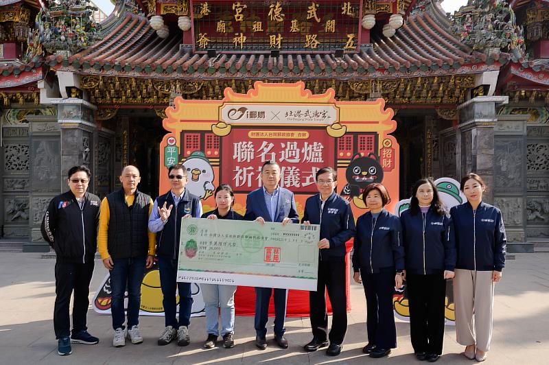 中華郵政於武德宮進行捐贈儀式（由左至右分別為瑞春醬油副總經理鍾政達、秝豪花生負責人張建豪、雲林縣聽語障福利協進會總幹事詹俊輝、理事長蕭玉敏、武德宮主委林安樂、中華郵政董事長王國材、協理蔡季芬、電子商務室主任管淑瑩、雲林郵局局長翁曉慧）。/中華郵政提供