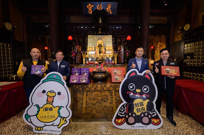秝豪花生負責人張建豪（左1）、中華郵政董事長王國材（左2）、武德宮主委林安樂（右2）及瑞春醬油副總經理鍾政達（右1）於武德宮進行聯名禮盒祈福儀式。/中華郵政提供