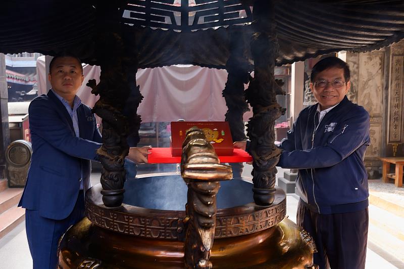 中華郵政董事長王國材（右）與武德宮主委林安樂（左）爲聯名禮盒進行過爐儀式。/中華郵政提供