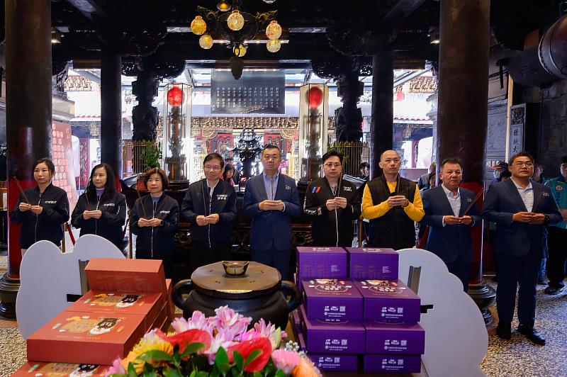 中華郵政攜手北港武德宮 推出聯名禮盒 x 過爐祈福香火袋