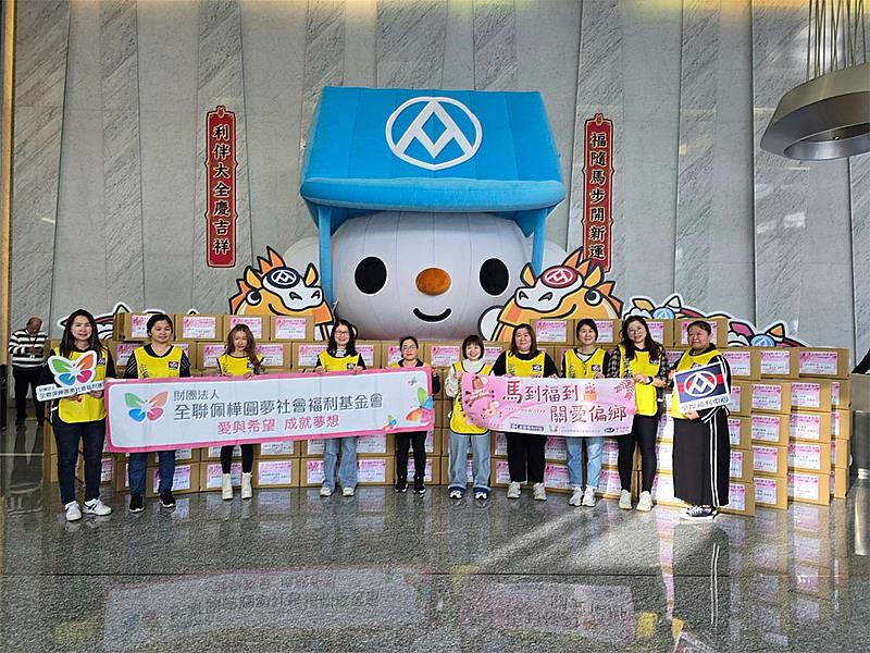 全聯佩樺基金會動員企業志工投入裝箱包裝作業。