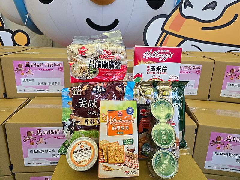 食物箱包含兩種共12包分量充足的麵條，搭配其他多元性物資。
