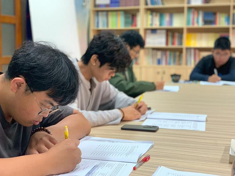 南華大學國際系開設多益英語研習會，強化學生外語能力。學生進行多益英語測驗。