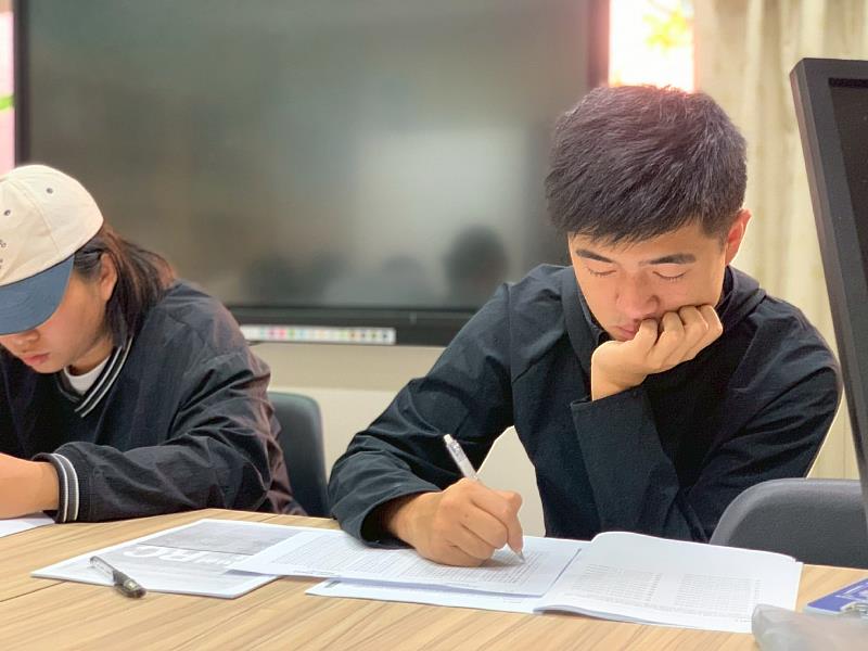 南華大學國際系開設多益英語研習會，強化學生外語能力，學生進行多益英語測驗。