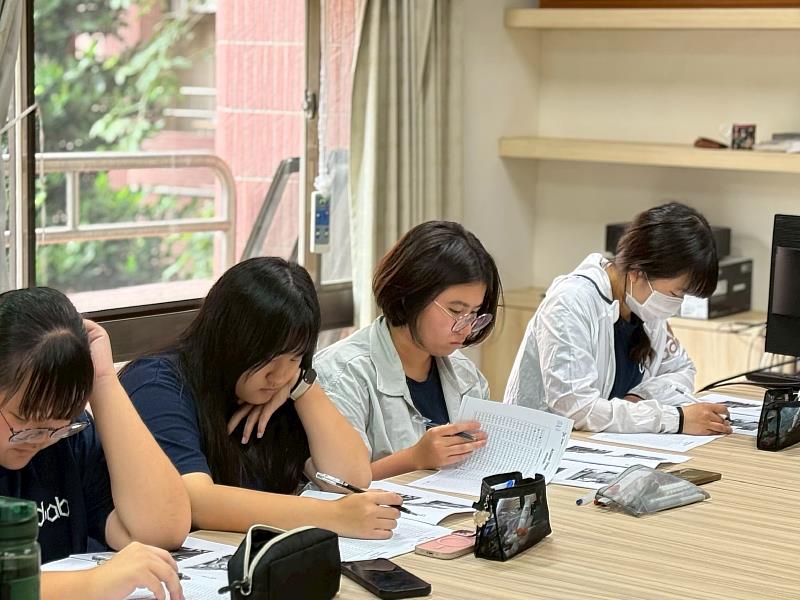 南華大學國際系開設多益英語研習會，強化學生外語能力，學生進行多益英語測驗。