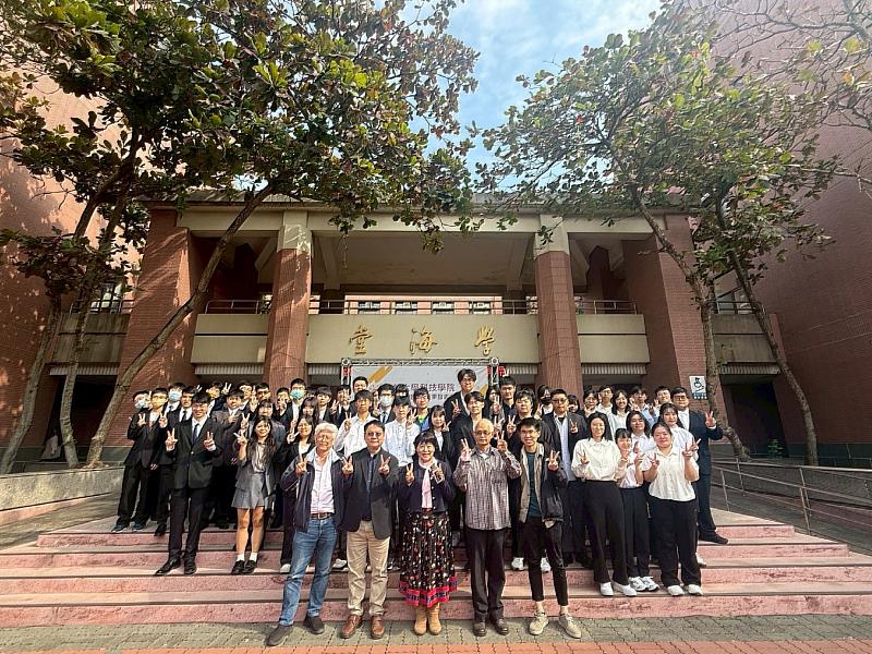 南華大學科技學院舉辦114學年度學生專題競賽，葉月嬌副校長蒞臨開幕致詞並與師生合影。