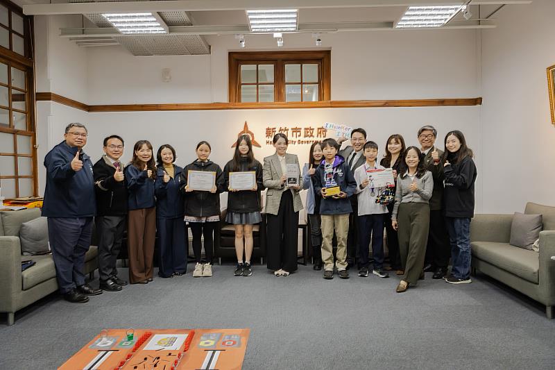 市長高虹安接見表揚「2025 WRO國際奧林匹亞機器人大賽」與「AGI AI/APP Innovation Challenge 2025 台灣賽區賽」獲獎學生合影。