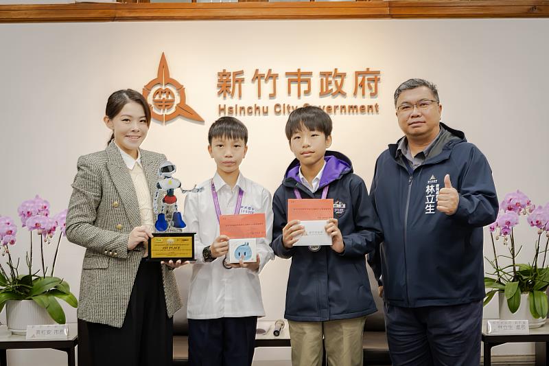 市長高虹安頒發圖書禮券，表揚「2025 WRO國際奧林匹亞機器人大賽」中，新科國中學生吳杰宇與培英國中學生黃煒翔。