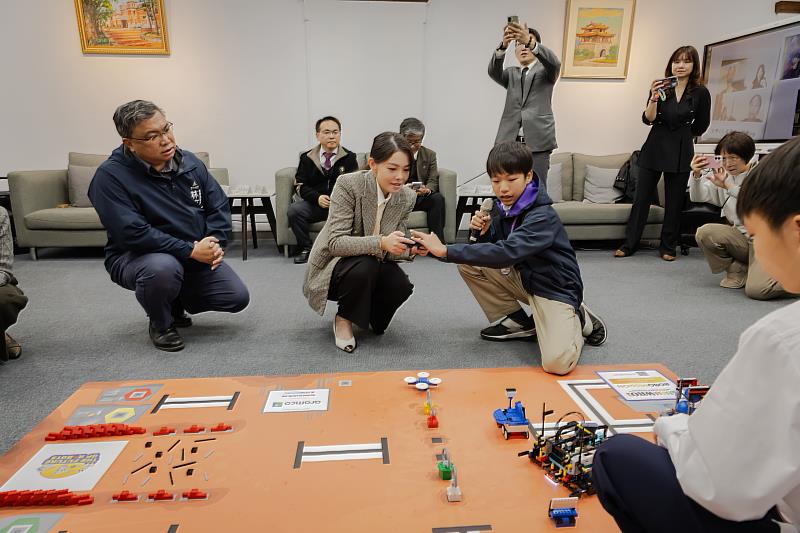 市長高虹安體驗機器人設計成果。