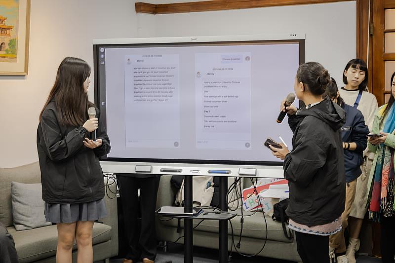 邱婕玲與郭蓁亦於現場說明其AI/APP得獎作品。