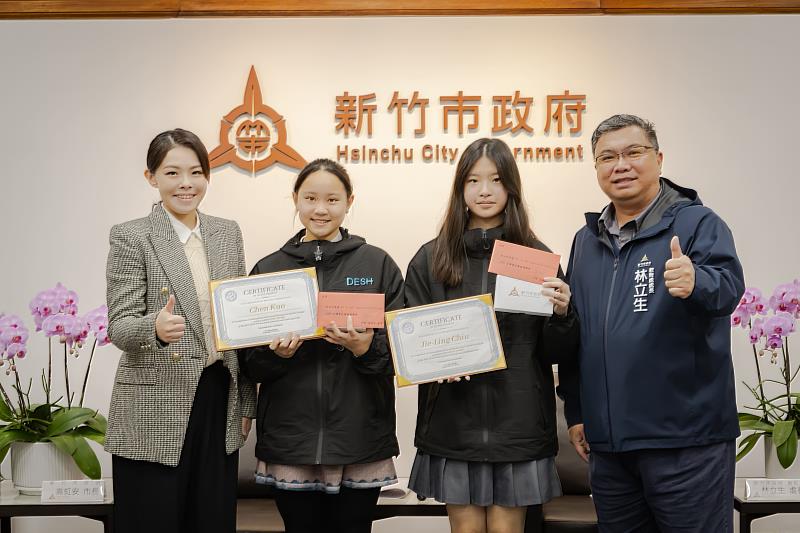 市長高虹安頒發圖書禮券，表揚「AGI AI/APP Innovation Challenge 2025 台灣賽區賽」，數位實驗高中學生邱婕玲與郭蓁。