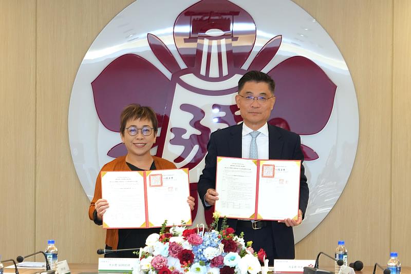 成大沈孟儒校長（右）與日月光李叔霞副總經理共同展示象徵合作承諾的合約，宣告新型專班正式啟動，產學合作邁入嶄新階段。