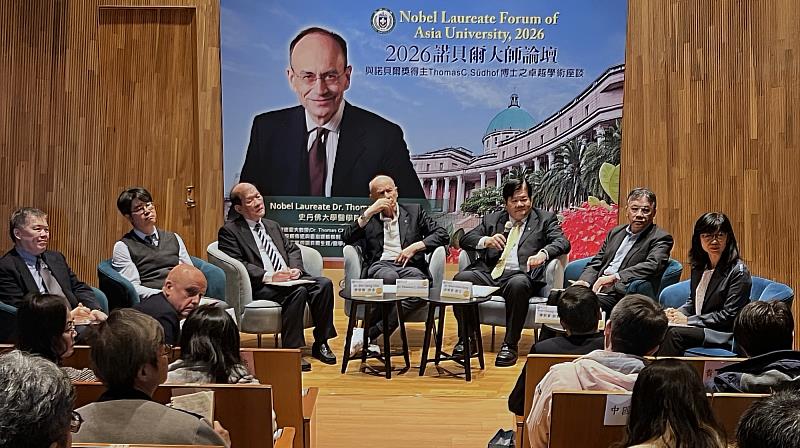 Thomas C. Südhof博士與多位跨領域專家進行綜合座談，針對神經退化性疾病的藥物研發與臨床挑戰進行深度交流。