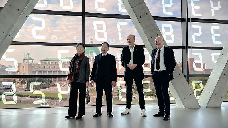 亞洲大學校長蔡進發陪同Südhof博士參訪亞洲大學現代美術館，於安藤忠雄設計的標誌性三角建築窗前合影留念。