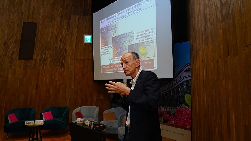 諾貝爾生理醫學獎得主Thomas C. Südhof於論壇中發表專題演講，針對阿茲海默症的致病機轉提出顛覆性的科學觀點。