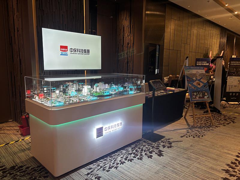 中保科技於會場設置AI智慧園區整合應用模型展示區,搭配展版,完整呈現智慧工地、防災管理、城市治理與營運決策等整合應用情境。