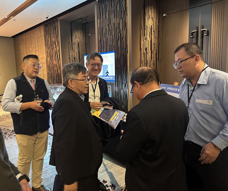 中保科技於「臺灣建築模組化與智慧營造」技術研討會現場,向與會貴賓說明AI智慧園區整合應用模型,展示智慧城市與智慧工地整合治理成果。