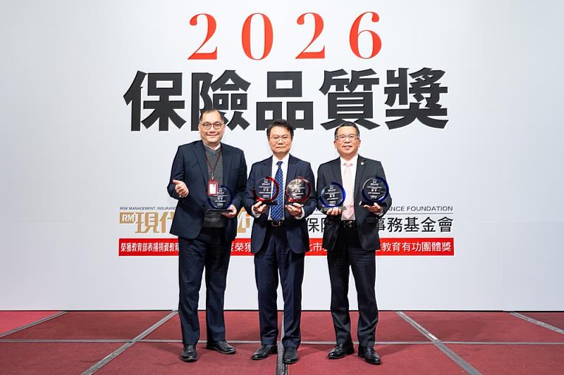 台灣人壽榮獲2026保險品質獎4大獎肯定,郭一陽副總經理(左起)、邱旻顯副總經理及林彥成副總經理代表受獎。/台灣人壽提供