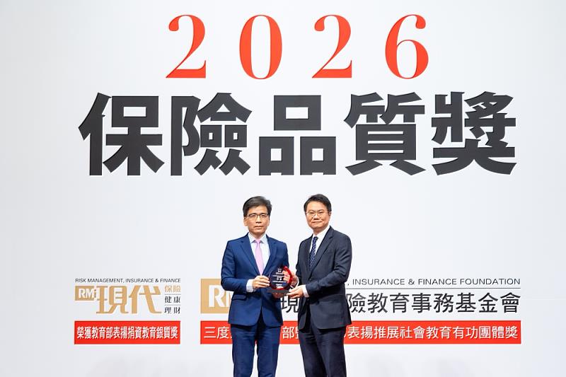 圖說一中信金控與台灣人壽勇奪2026保險品質獎雙特優及3優等獎,金管會主委彭金隆(左)頒獎予台灣人壽副總經理邱旻顯。/台灣人壽提供