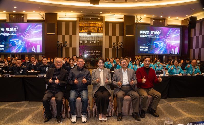 6日第12次「園縣市高峰會」於竹市登場，與會長官合影。