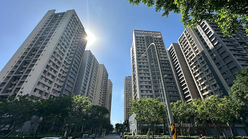 信義房屋專員黃智群表示,合宜住宅A2區鄰近泰板輕軌F22站點與捷運亞東醫院站,今年起開放移轉,價格相對親民CP值高,詢問度逐漸上升。