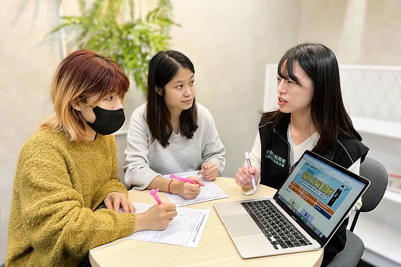 北分署協助適用「僱用安定措施」廠商及員工申請薪資差額補助。