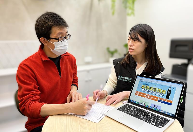 北分署服務人員為企業說明「僱用安定措施」申請辦法流程。