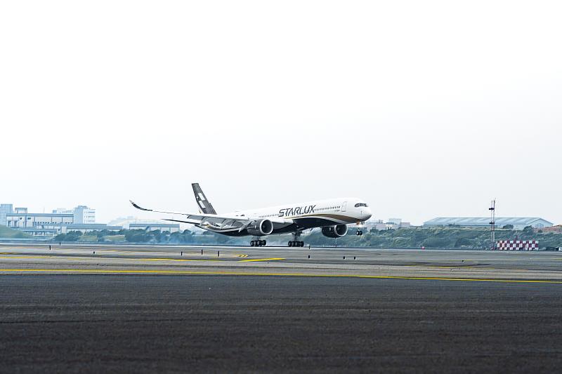 星宇航空首架A350-1000廣體客機,於6日上午正式降落桃園國際機場。