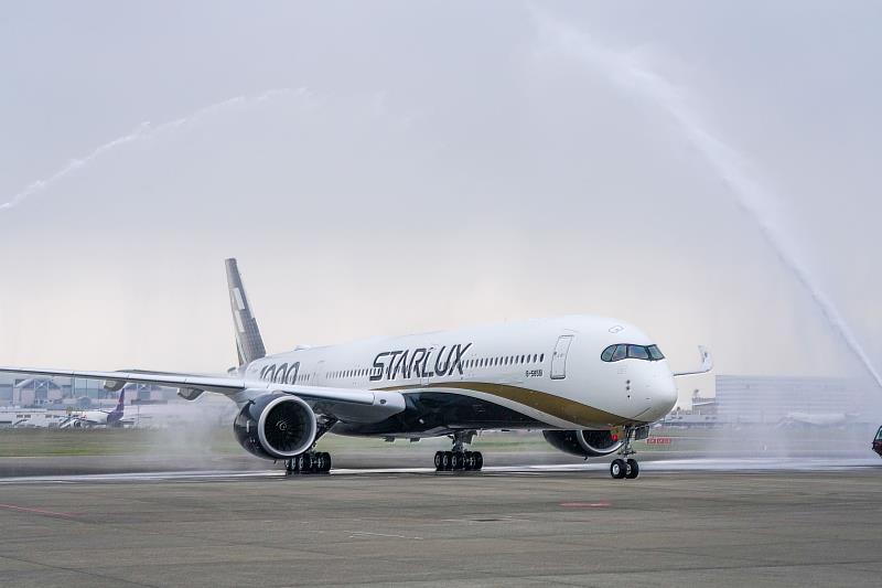 桃園國際機場準備水門禮迎接台灣第一架A350-1000廣體客機。