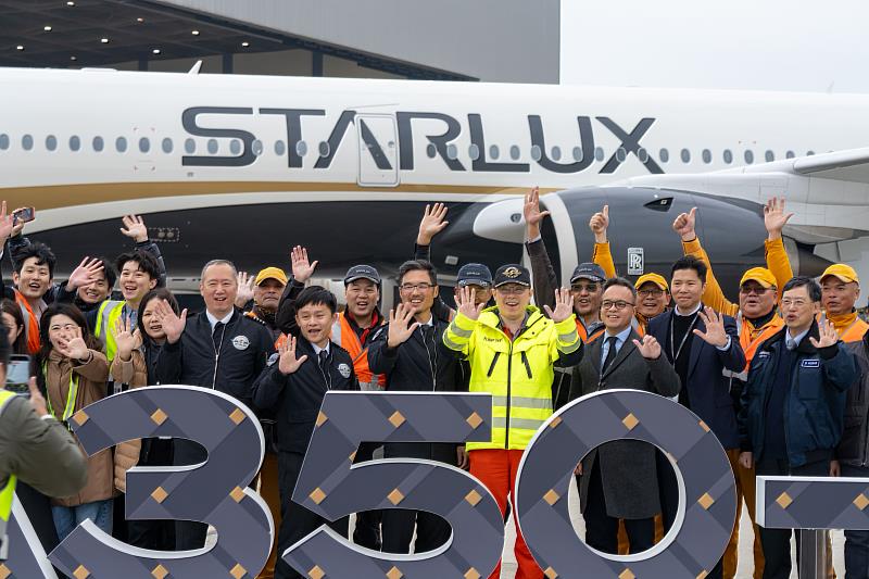 星宇航空團隊對新歸隊的旗艦機型展現熱烈歡迎。