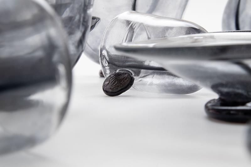 陳建志的作品，以極其輕薄的黑色玻璃器皿，打破了大眾對「黑」即「厚重」的刻板印象，賦予日常器物輕盈的現代感。