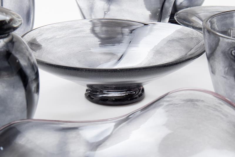 近距離觀察「黑玉」系列作品，其純淨色澤與流暢線條，隱喻著新竹玻璃工藝在世代傳承間的精進與新生。